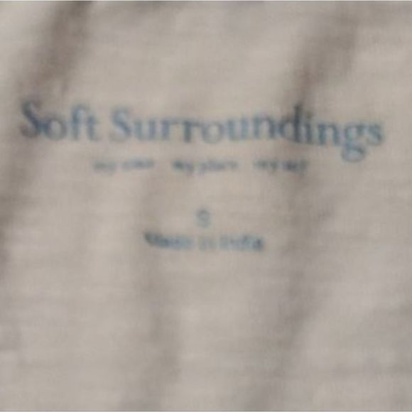 Very Light Pink Long Sleeve Top Soft Surroundings Size Small Detail Accent Neck - Picture 5 of 5